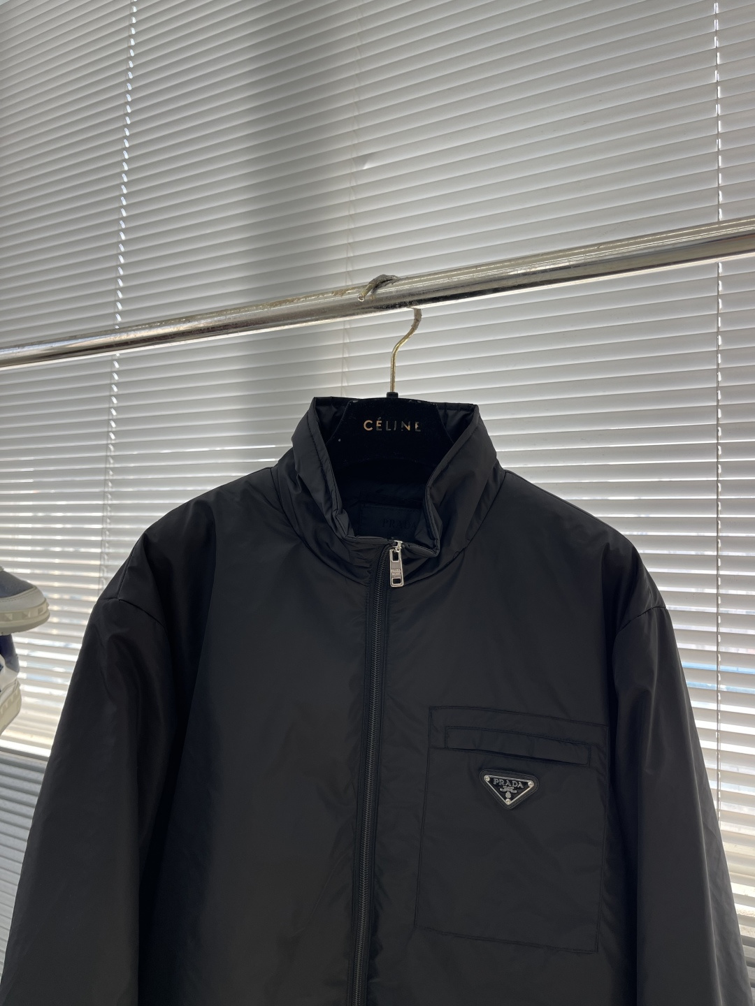 -PRAD 25新款立领三角微标棉夹克，此款夹克以立领式设计，双拉链开合，前胸拉链小标袋搭配有独家三角微