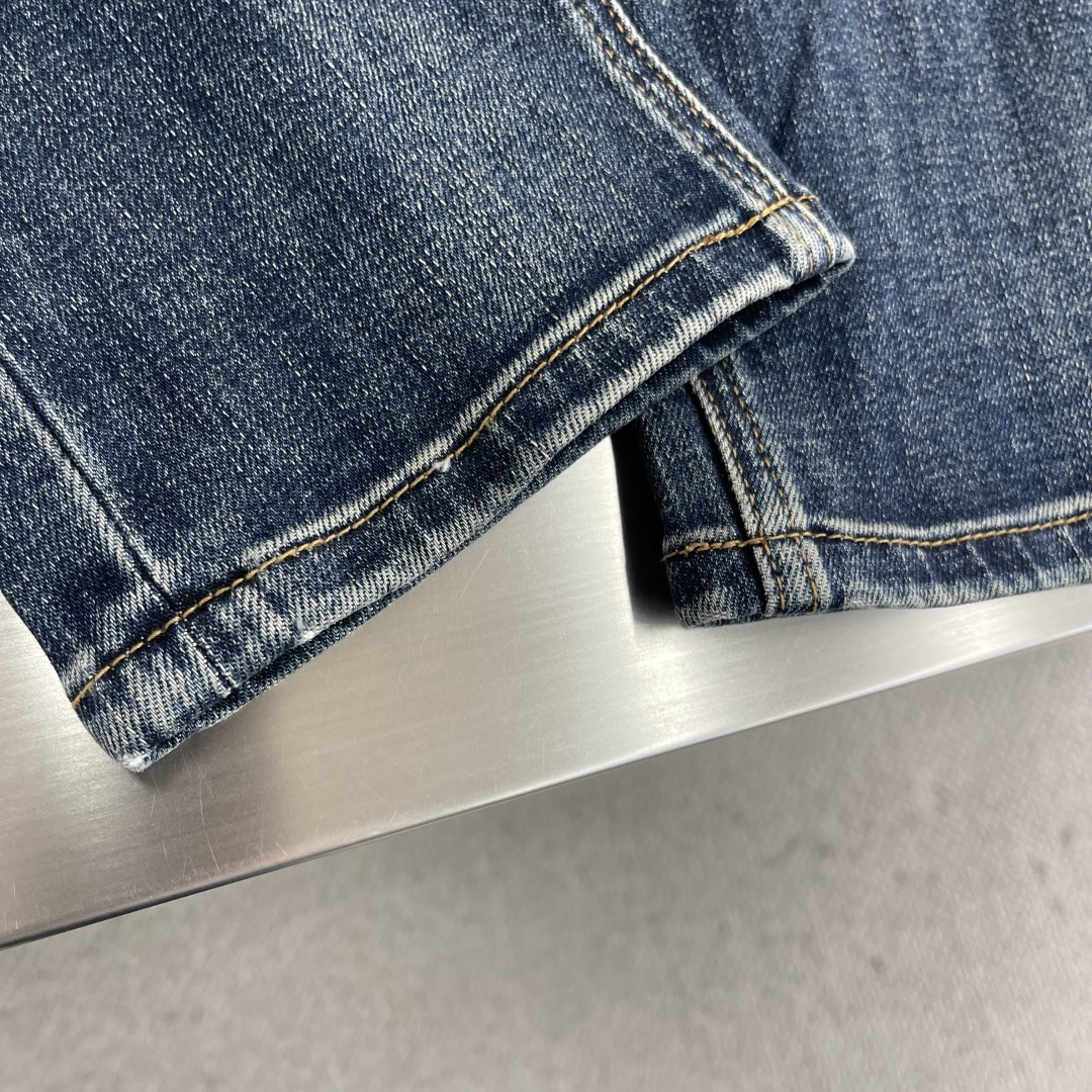 -驴牌 25年秋冬新款休闲牛仔裤裤 干净利落剪裁，都市风十足 采用精纺面料手感软糯干爽，上身效果挺括有型