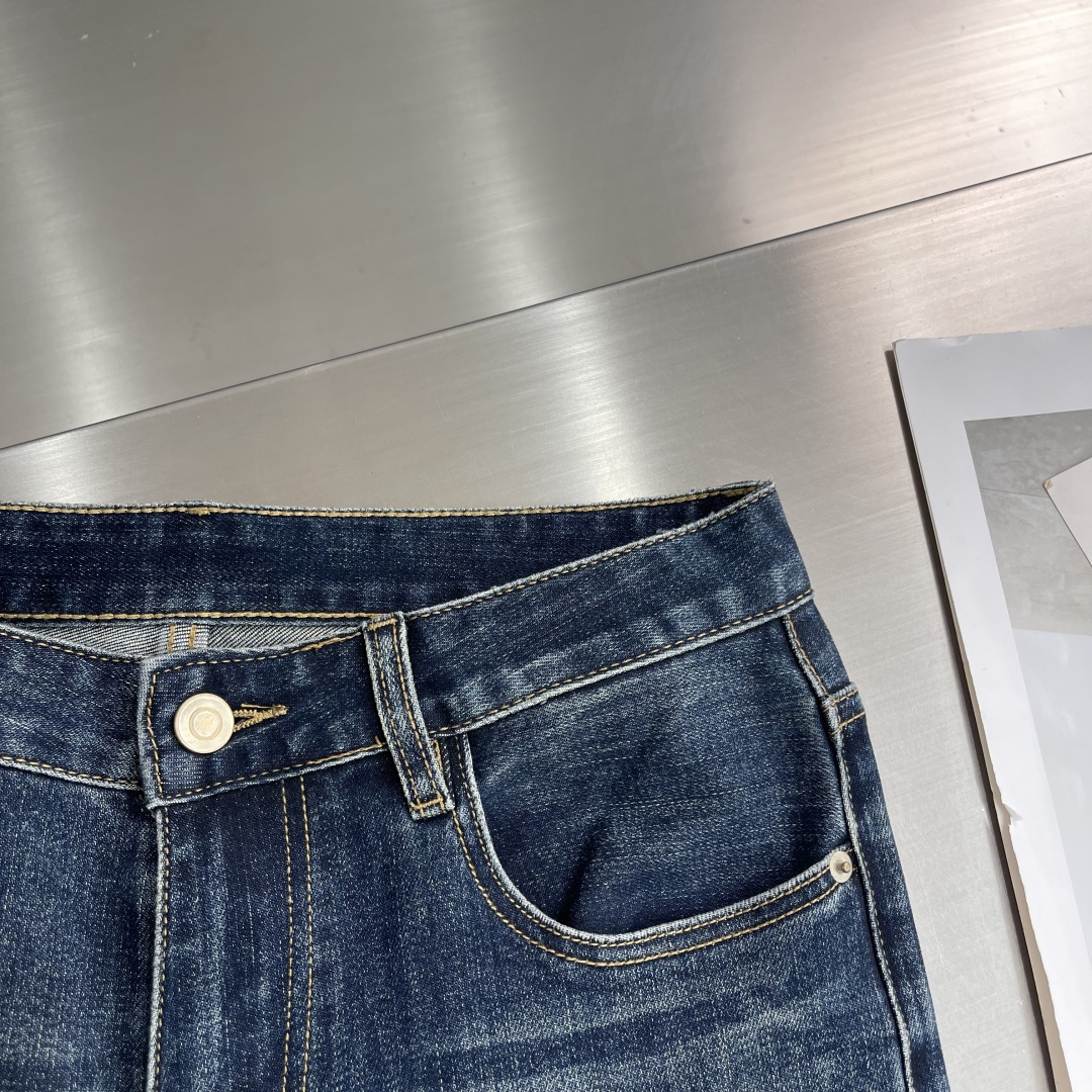 -驴牌 25年秋冬新款休闲牛仔裤裤 干净利落剪裁，都市风十足 采用精纺面料手感软糯干爽，上身效果挺括有型