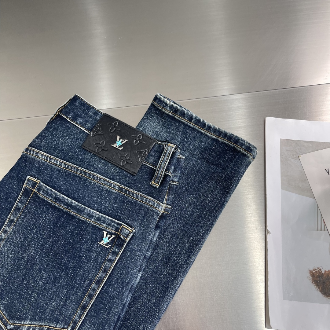 -驴牌 25年秋冬新款休闲牛仔裤裤 干净利落剪裁，都市风十足 采用精纺面料手感软糯干爽，上身效果挺括有型