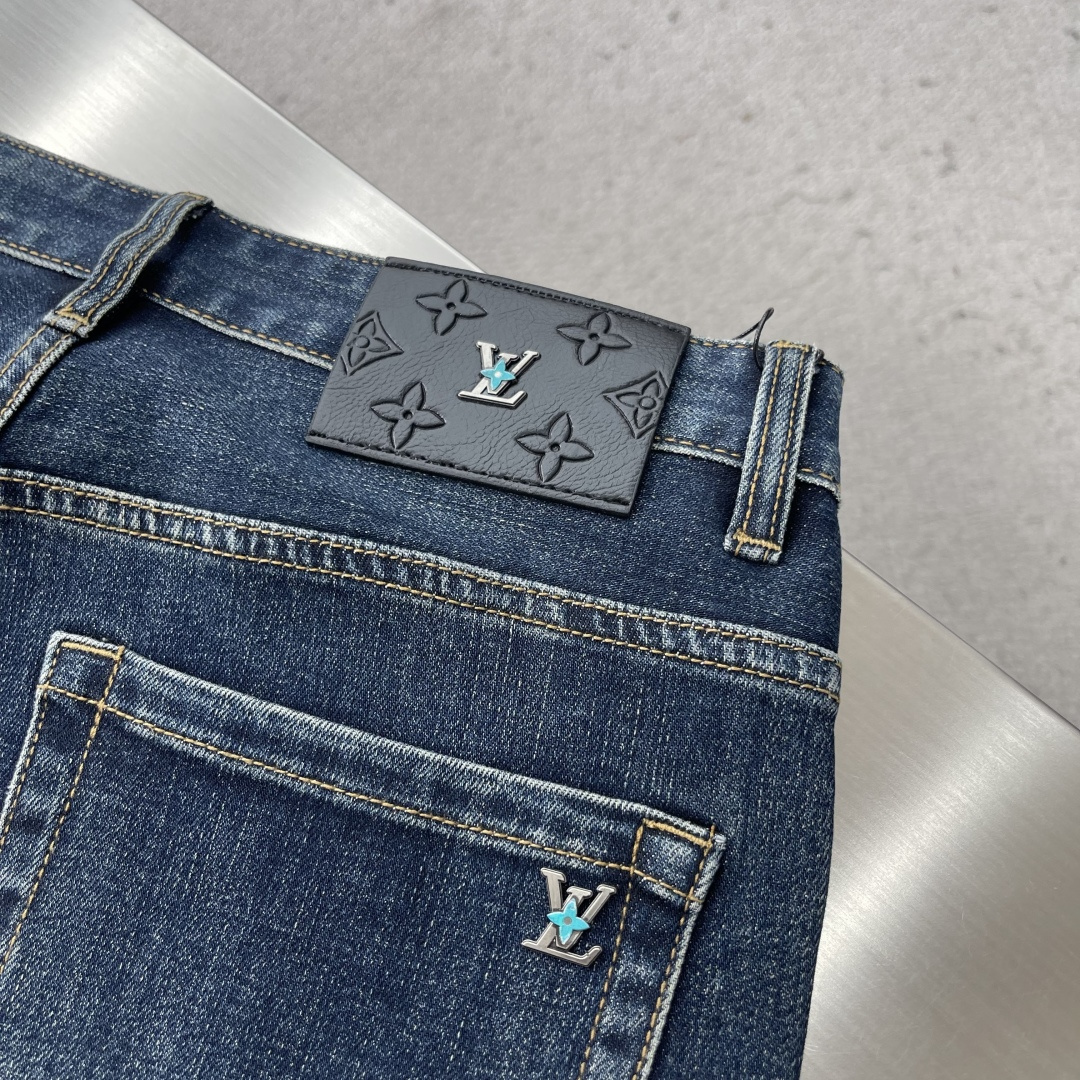 -驴牌 25年秋冬新款休闲牛仔裤裤 干净利落剪裁，都市风十足 采用精纺面料手感软糯干爽，上身效果挺括有型