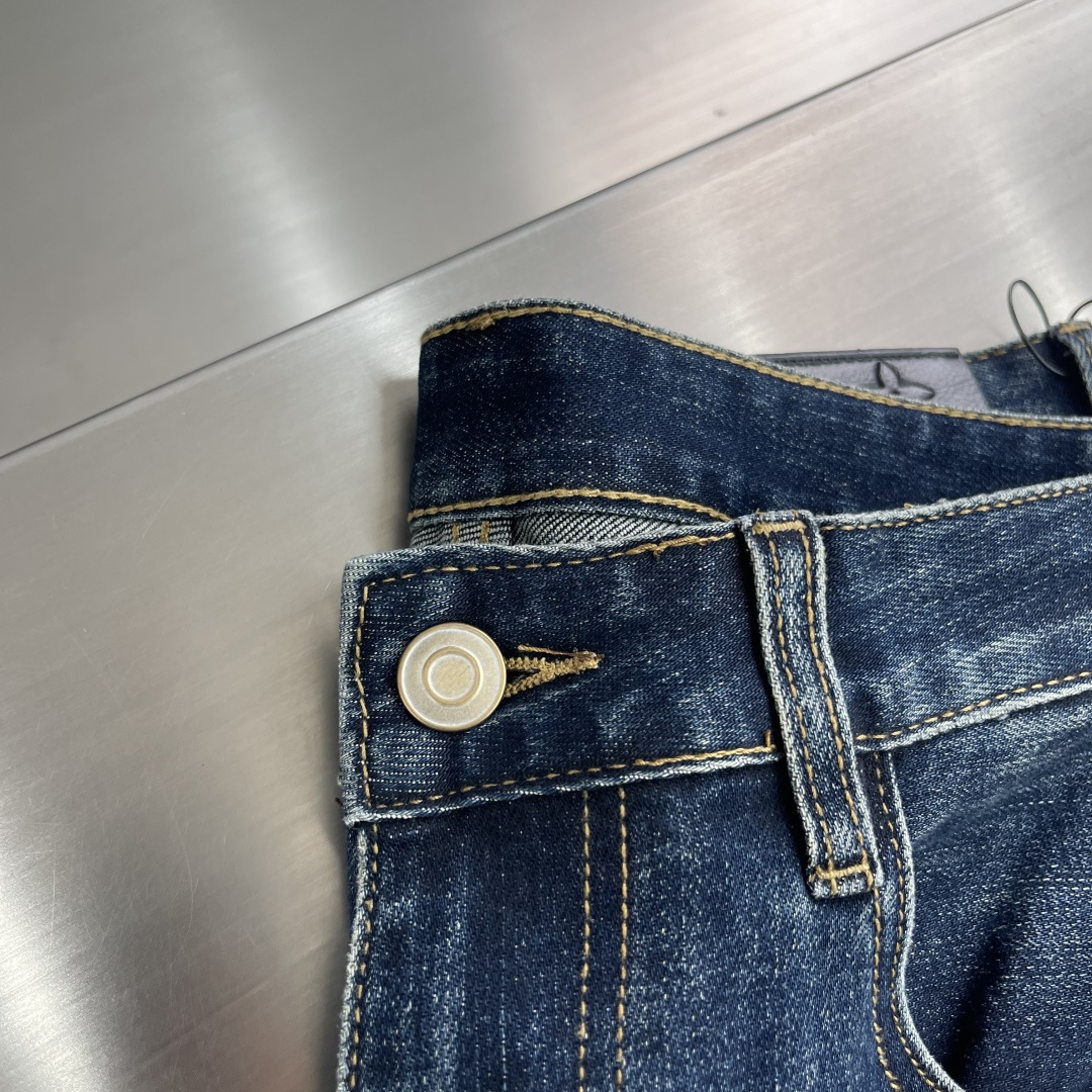 -驴牌 25年秋冬新款休闲牛仔裤裤 干净利落剪裁，都市风十足 采用精纺面料手感软糯干爽，上身效果挺括有型