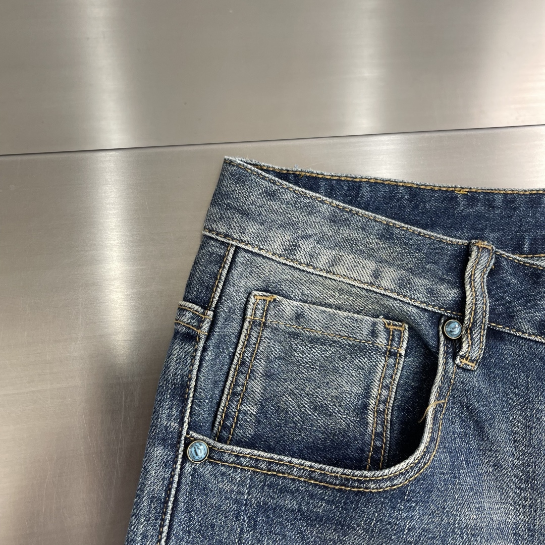 -EA 阿玛泥 25年秋冬新款休闲牛仔裤裤 干净利落剪裁，都市风十足 采用精纺面料手感软糯干爽，上身效果