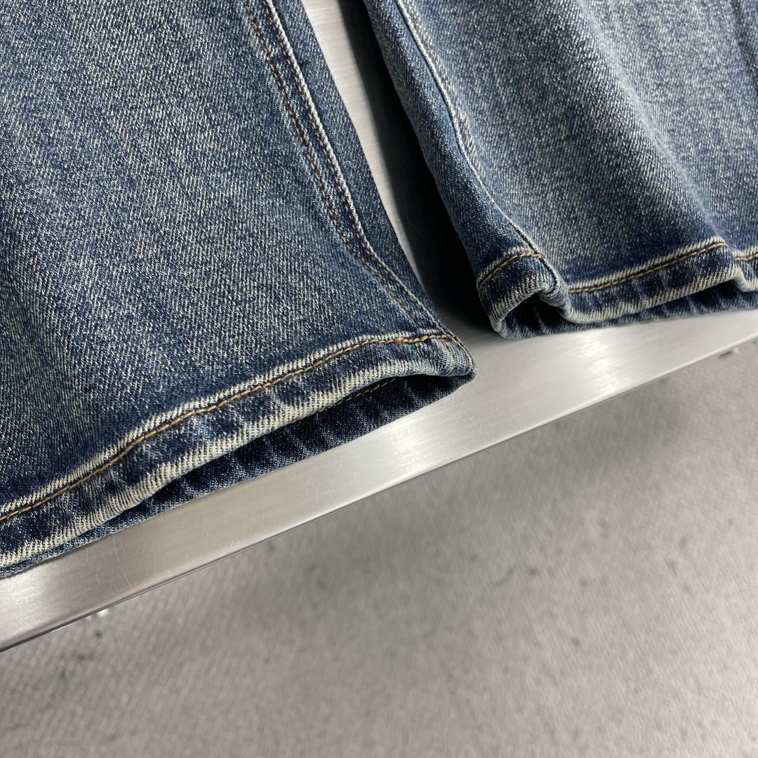 -EA 阿玛泥 25年秋冬新款休闲牛仔裤裤 干净利落剪裁，都市风十足 采用精纺面料手感软糯干爽，上身效果