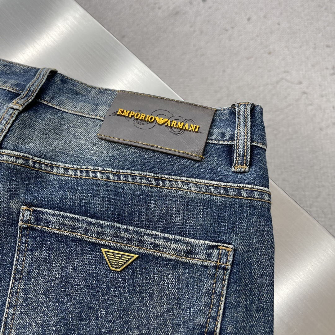 -EA 阿玛泥 25年秋冬新款休闲牛仔裤裤 干净利落剪裁，都市风十足 采用精纺面料手感软糯干爽，上身效果