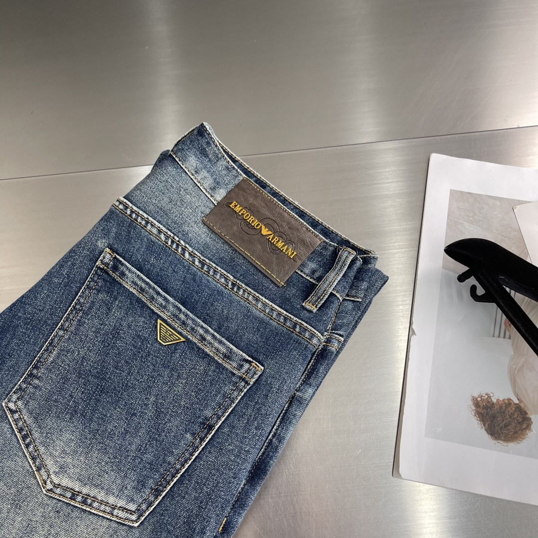 -EA 阿玛泥 25年秋冬新款休闲牛仔裤裤 干净利落剪裁，都市风十足 采用精纺面料手感软糯干爽，上身效果