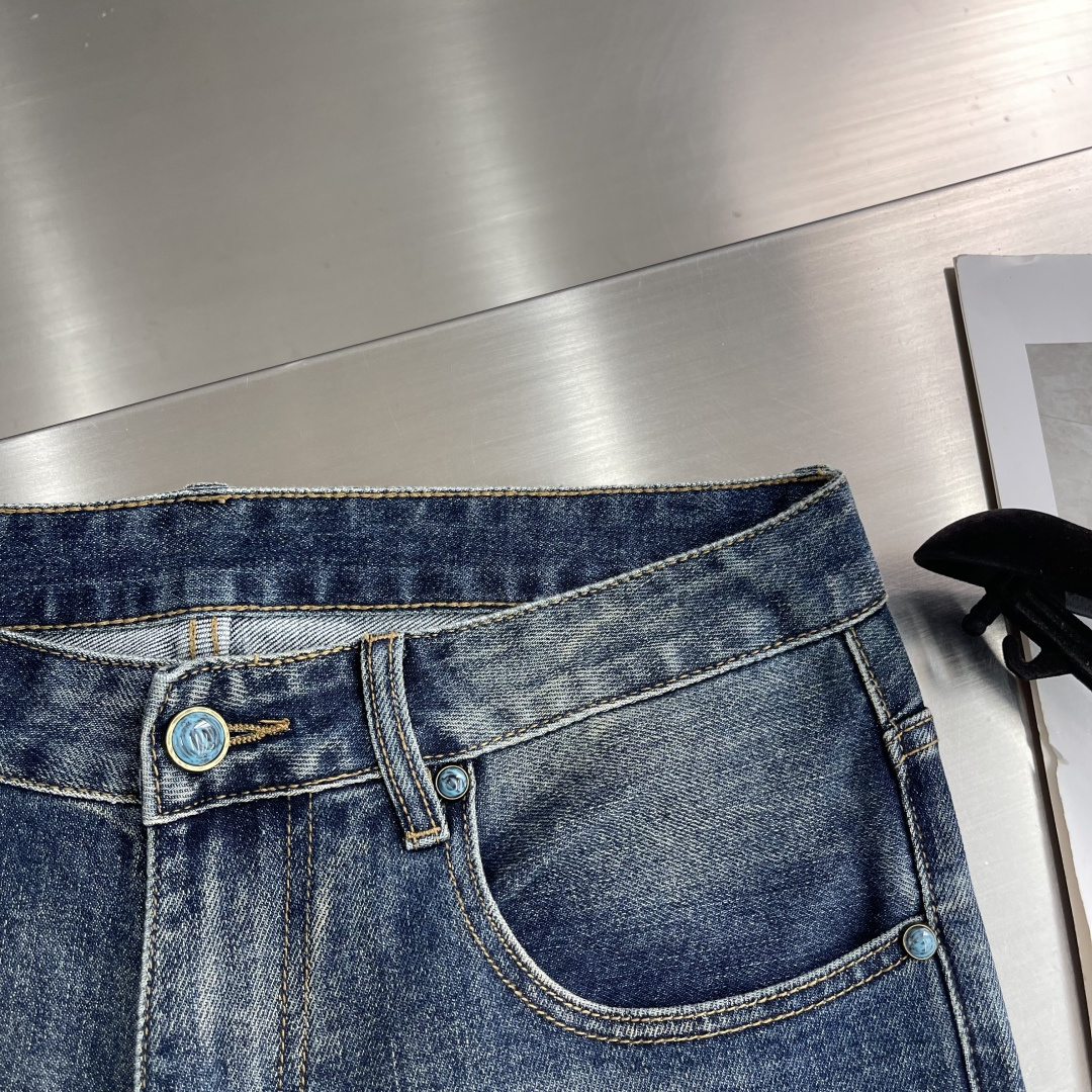 -EA 阿玛泥 25年秋冬新款休闲牛仔裤裤 干净利落剪裁，都市风十足 采用精纺面料手感软糯干爽，上身效果