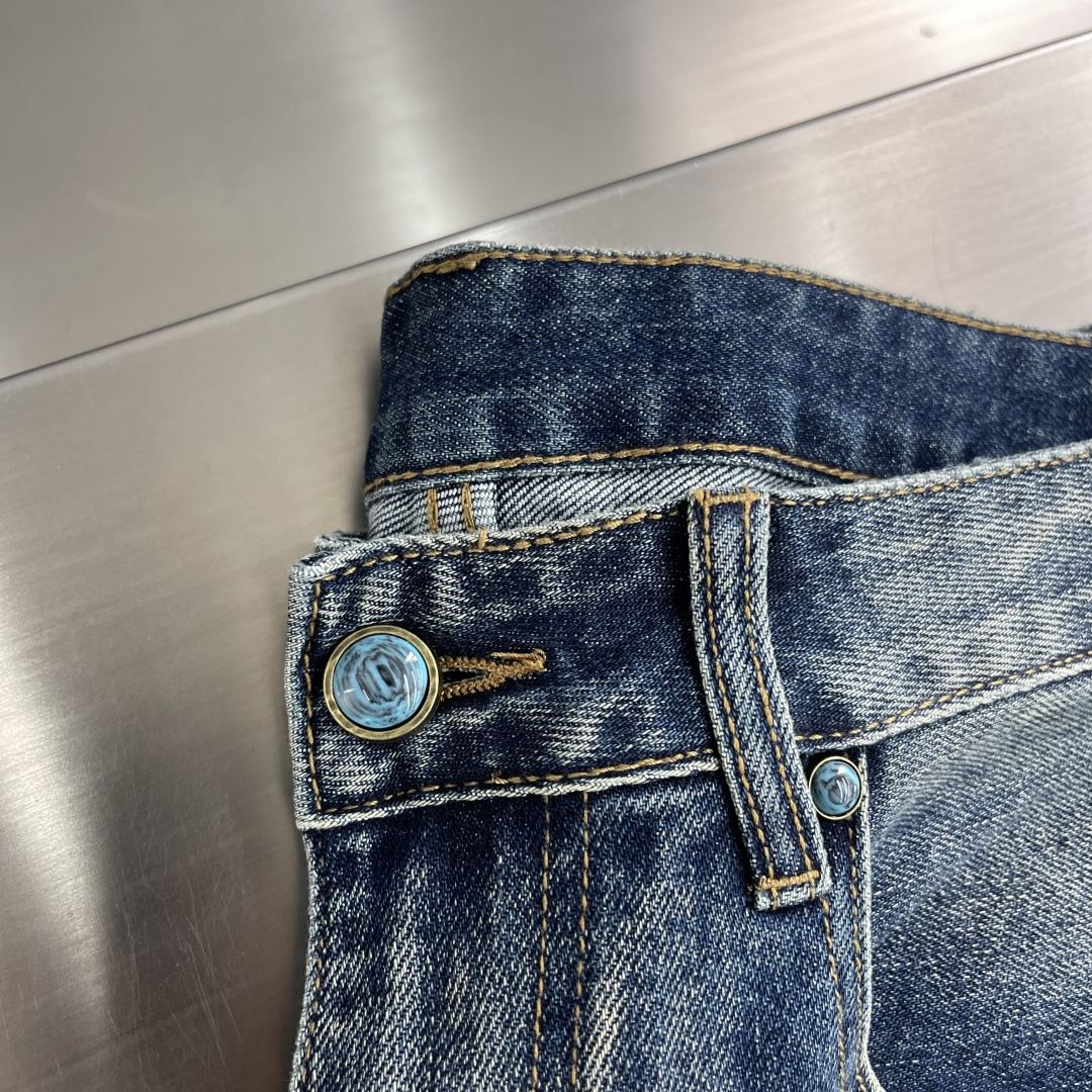 -EA 阿玛泥 25年秋冬新款休闲牛仔裤裤 干净利落剪裁，都市风十足 采用精纺面料手感软糯干爽，上身效果