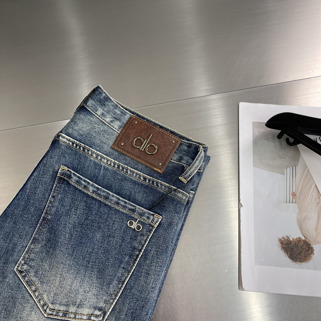 -alo 25年秋冬新款休闲牛仔裤裤 干净利落剪裁，都市风十足 采用精纺面料手感软糯干爽，上身效果挺括有