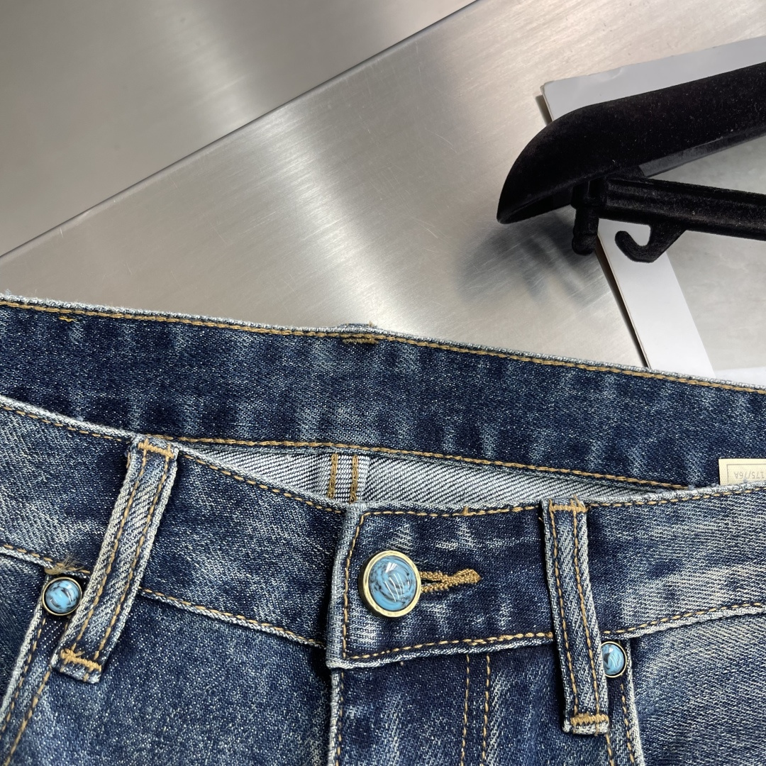 -alo 25年秋冬新款休闲牛仔裤裤 干净利落剪裁，都市风十足 采用精纺面料手感软糯干爽，上身效果挺括有