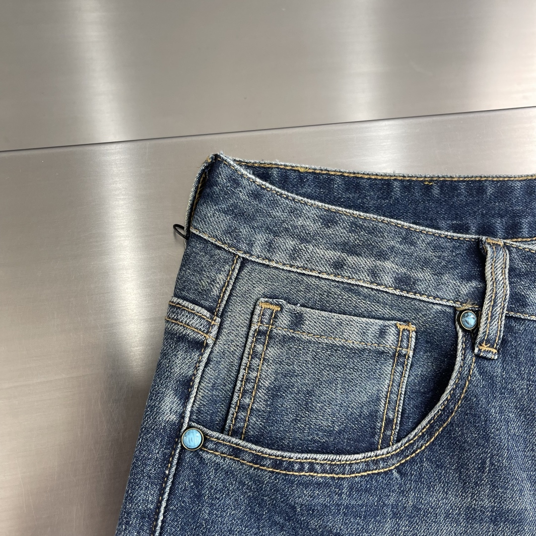 -alo 25年秋冬新款休闲牛仔裤裤 干净利落剪裁，都市风十足 采用精纺面料手感软糯干爽，上身效果挺括有