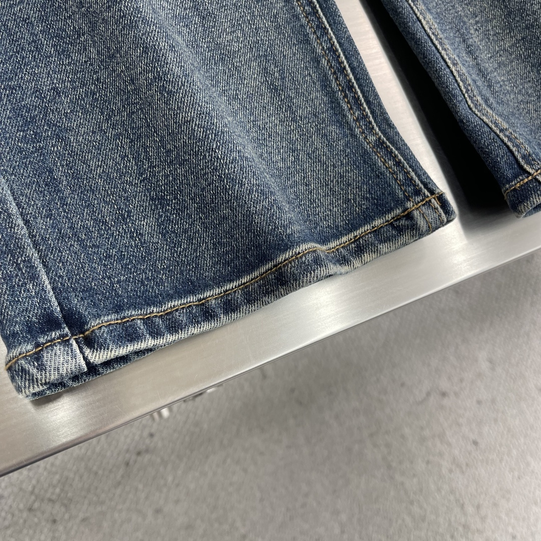 -alo 25年秋冬新款休闲牛仔裤裤 干净利落剪裁，都市风十足 采用精纺面料手感软糯干爽，上身效果挺括有