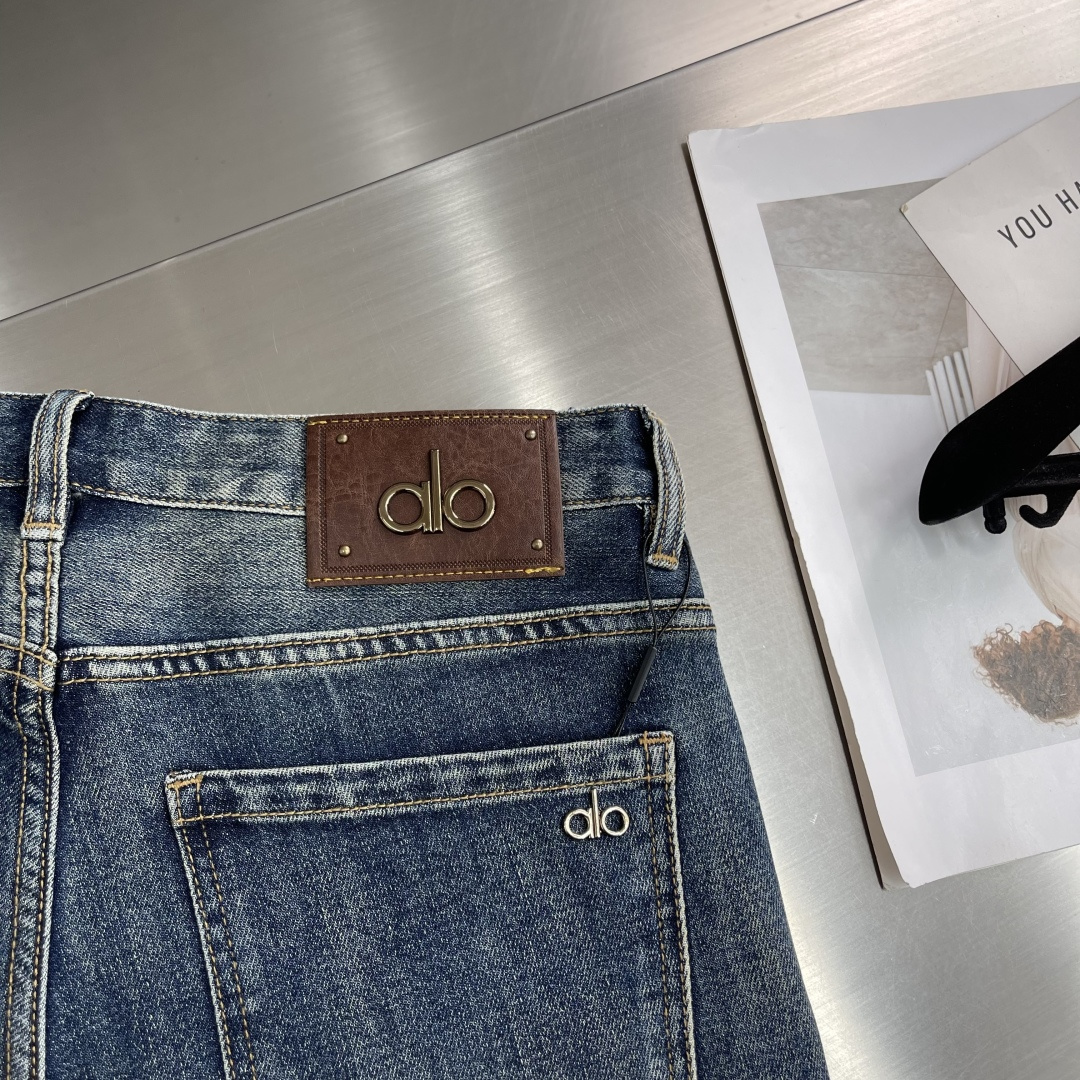 -alo 25年秋冬新款休闲牛仔裤裤 干净利落剪裁，都市风十足 采用精纺面料手感软糯干爽，上身效果挺括有