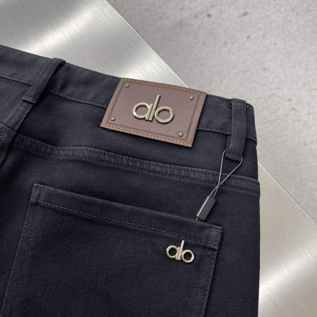 -alo 25年秋冬新款休闲牛仔裤裤 干净利落剪裁，都市风十足 采用精纺面料手感软糯干爽，上身效果挺括有