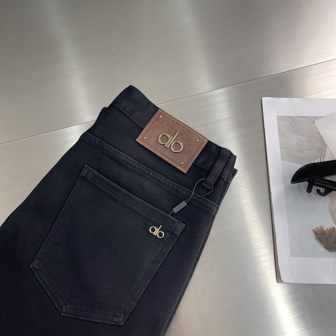 -alo 25年秋冬新款休闲牛仔裤裤 干净利落剪裁，都市风十足 采用精纺面料手感软糯干爽，上身效果挺括有