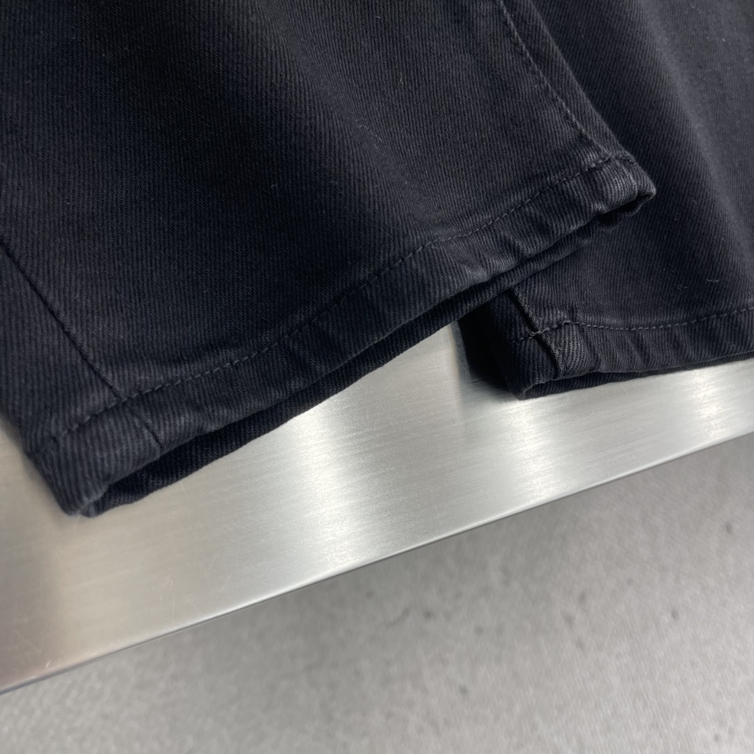 -alo 25年秋冬新款休闲牛仔裤裤 干净利落剪裁，都市风十足 采用精纺面料手感软糯干爽，上身效果挺括有