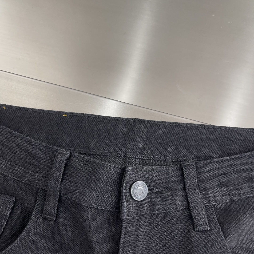 -alo 25年秋冬新款休闲牛仔裤裤 干净利落剪裁，都市风十足 采用精纺面料手感软糯干爽，上身效果挺括有