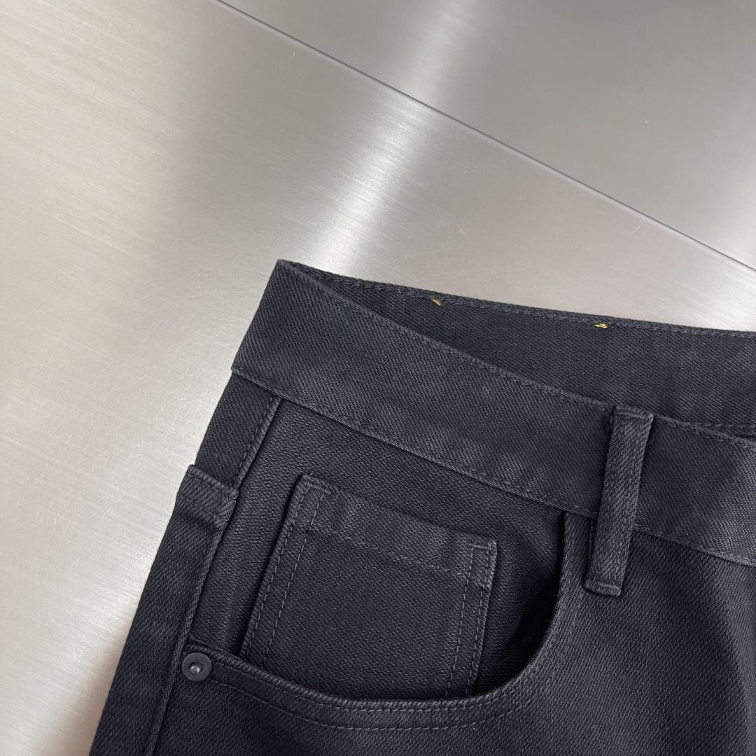 -alo 25年秋冬新款休闲牛仔裤裤 干净利落剪裁，都市风十足 采用精纺面料手感软糯干爽，上身效果挺括有