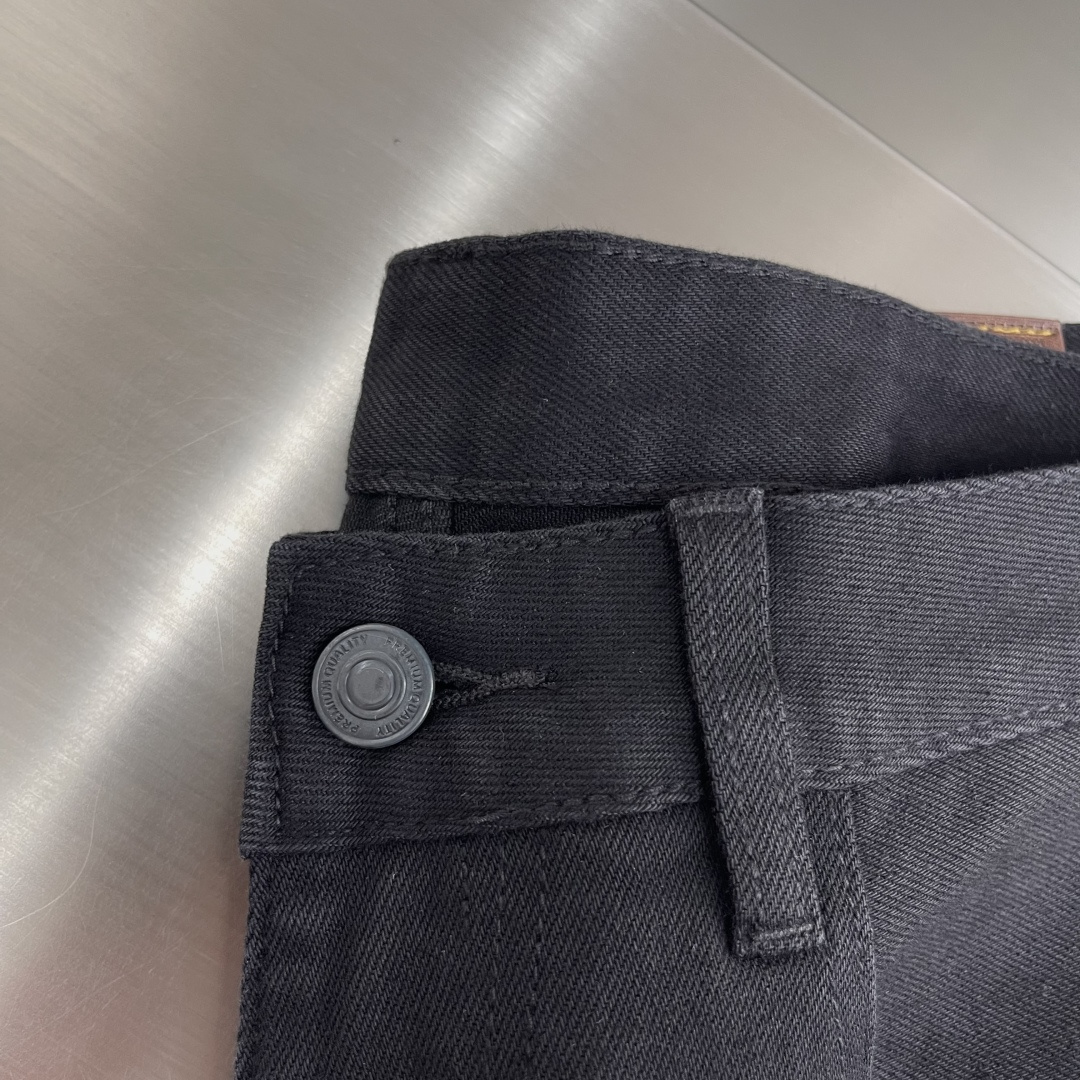 -alo 25年秋冬新款休闲牛仔裤裤 干净利落剪裁，都市风十足 采用精纺面料手感软糯干爽，上身效果挺括有