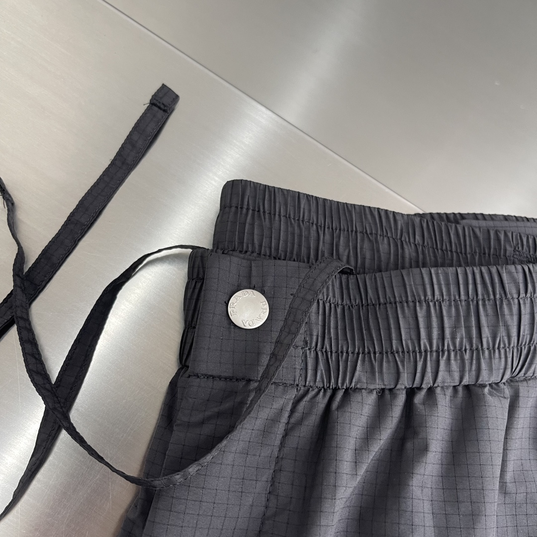 -PRAD 25年秋冬新款休闲裤定制珐琅金属三角形徽标休闲长裤，松紧腰头配抽绳、轻盈有垂感，一年四季都能