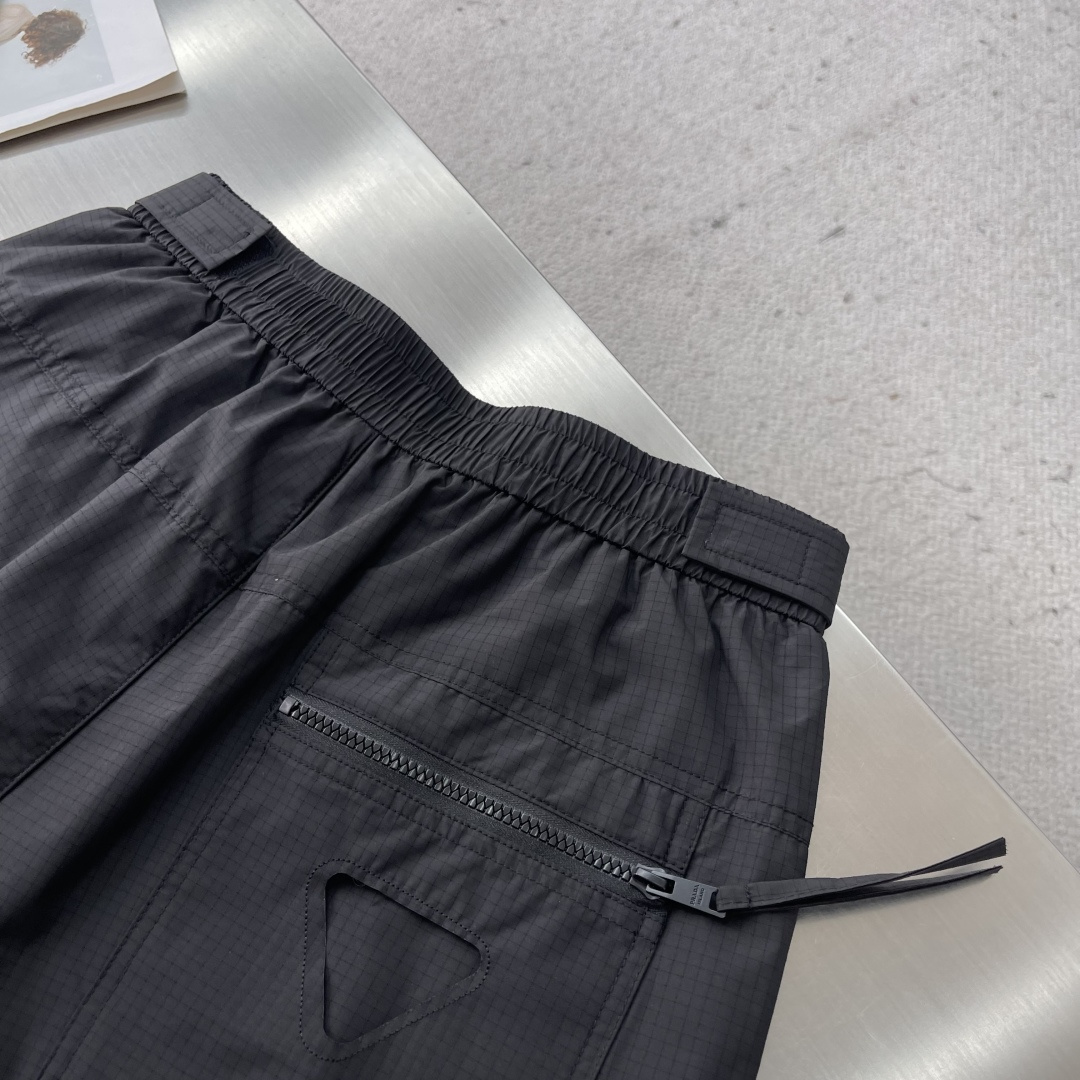 -PRAD 25年秋冬新款休闲裤定制珐琅金属三角形徽标休闲长裤，松紧腰头配抽绳、轻盈有垂感，一年四季都能