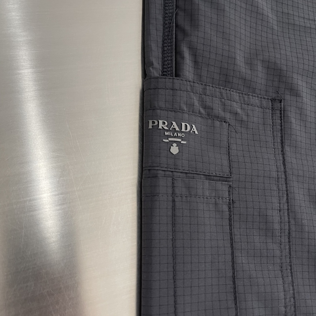 -PRAD 25年秋冬新款休闲裤定制珐琅金属三角形徽标休闲长裤，松紧腰头配抽绳、轻盈有垂感，一年四季都能