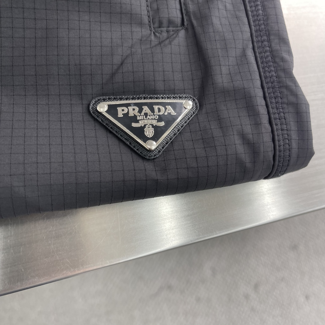 -PRAD 25年秋冬新款休闲裤定制珐琅金属三角形徽标休闲长裤，松紧腰头配抽绳、轻盈有垂感，一年四季都能