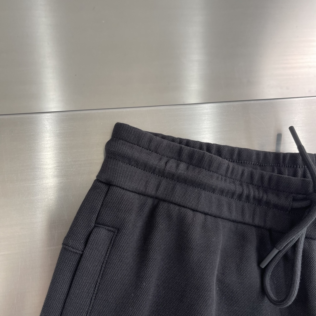 -lululemon 男士秋款直筒卫裤，是秋季时尚与舒适的完美结合。在面料上，采用高品质客订珠地空气层面