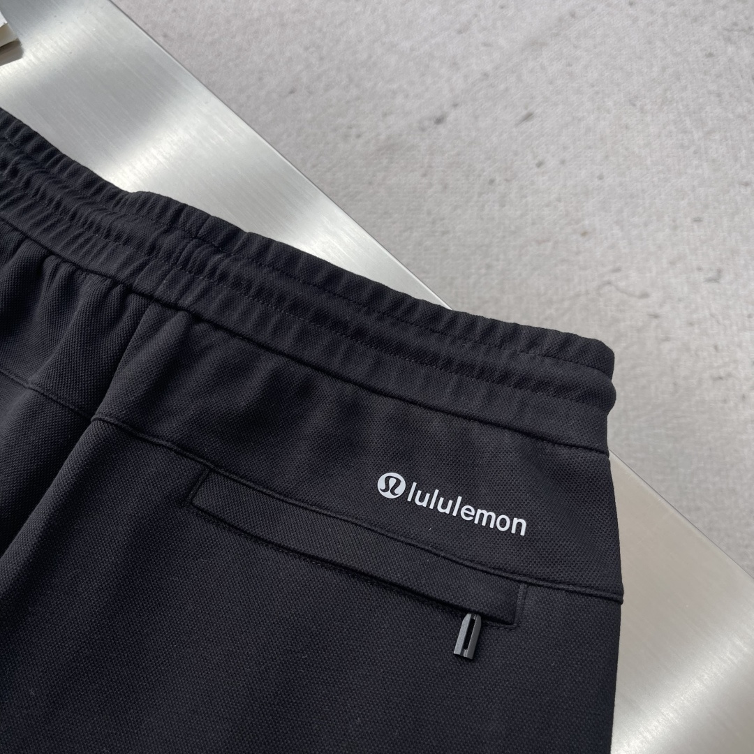 -lululemon 男士秋款直筒卫裤，是秋季时尚与舒适的完美结合。在面料上，采用高品质客订珠地空气层面