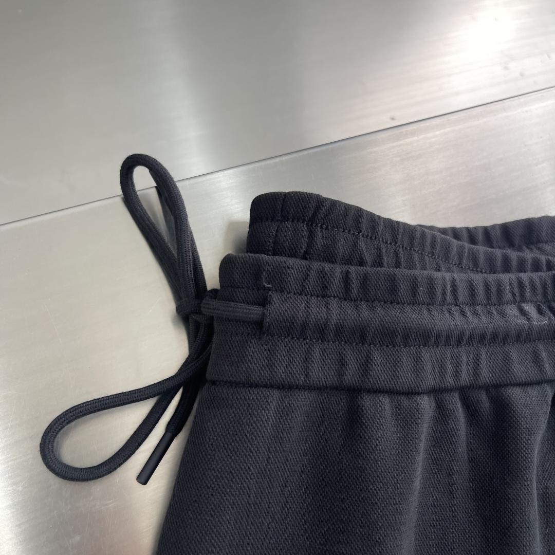 -lululemon 男士秋款直筒卫裤，是秋季时尚与舒适的完美结合。在面料上，采用高品质客订珠地空气层面