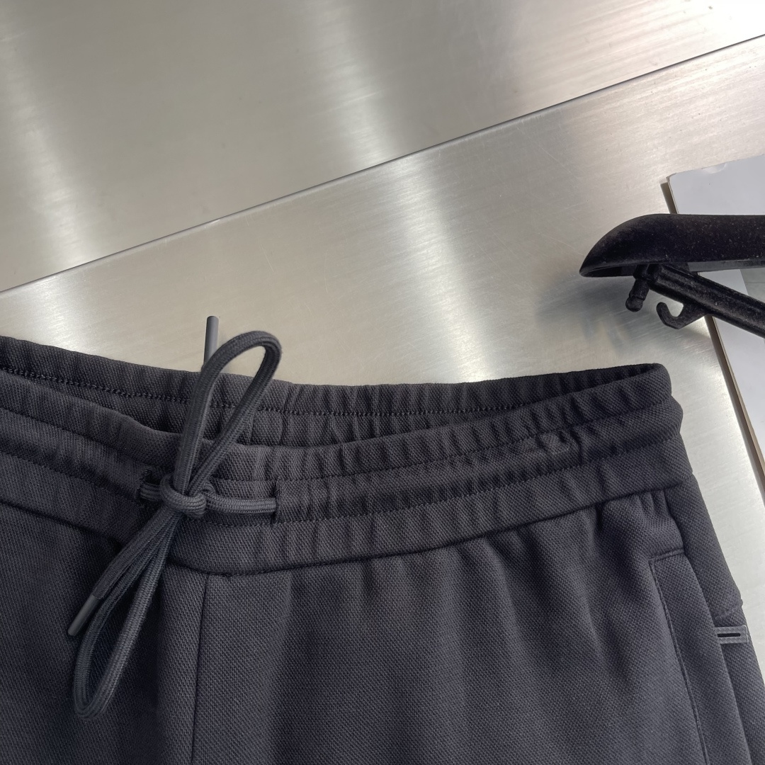 -lululemon 男士秋款直筒卫裤，是秋季时尚与舒适的完美结合。在面料上，采用高品质客订珠地空气层面