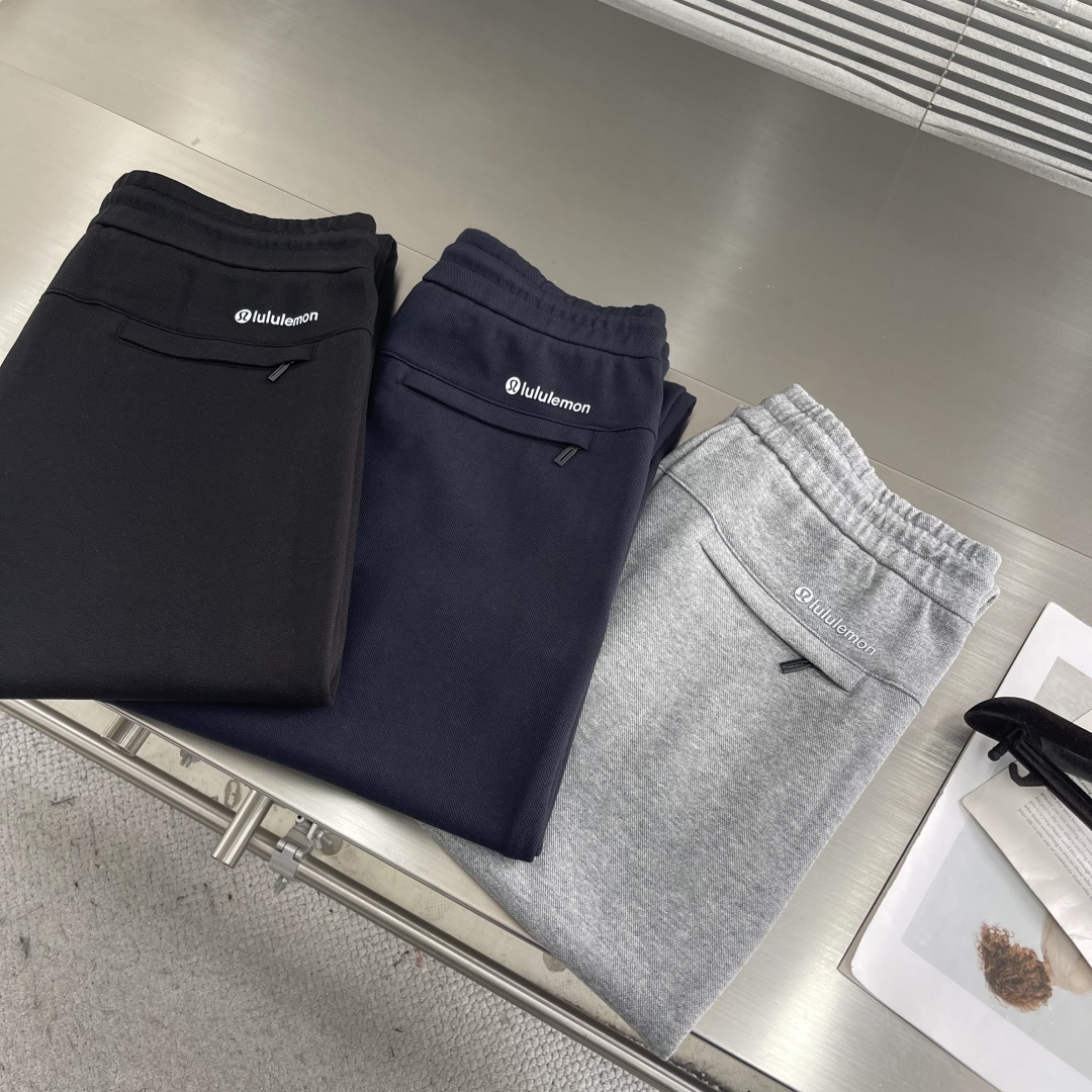 -lululemon 男士秋款直筒卫裤，是秋季时尚与舒适的完美结合。在面料上，采用高品质客订珠地空气层面