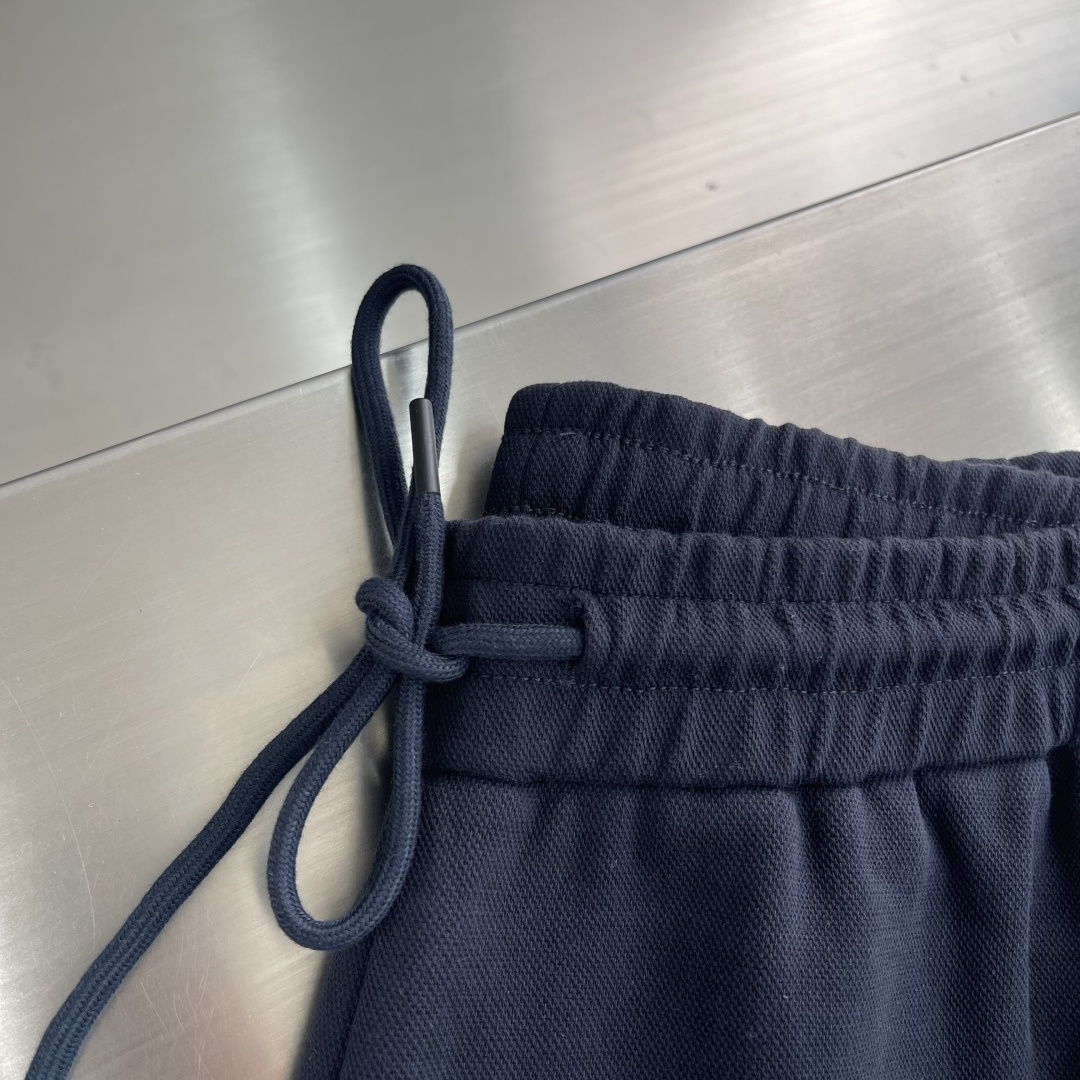 -lululemon 男士秋款直筒卫裤，是秋季时尚与舒适的完美结合。在面料上，采用高品质客订珠地空气层面