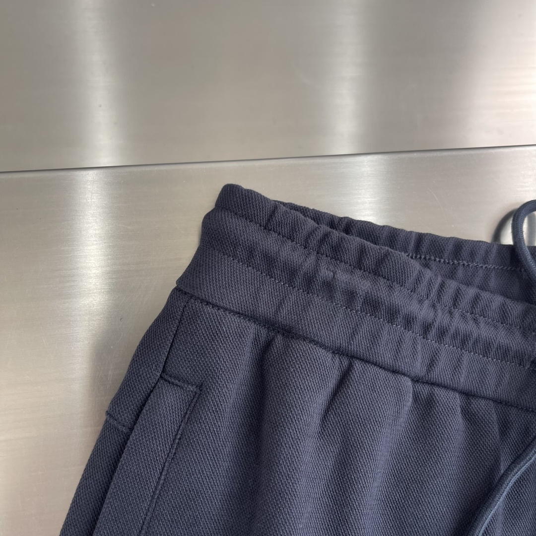 -lululemon 男士秋款直筒卫裤，是秋季时尚与舒适的完美结合。在面料上，采用高品质客订珠地空气层面