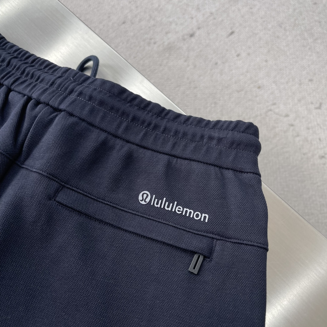 -lululemon 男士秋款直筒卫裤，是秋季时尚与舒适的完美结合。在面料上，采用高品质客订珠地空气层面