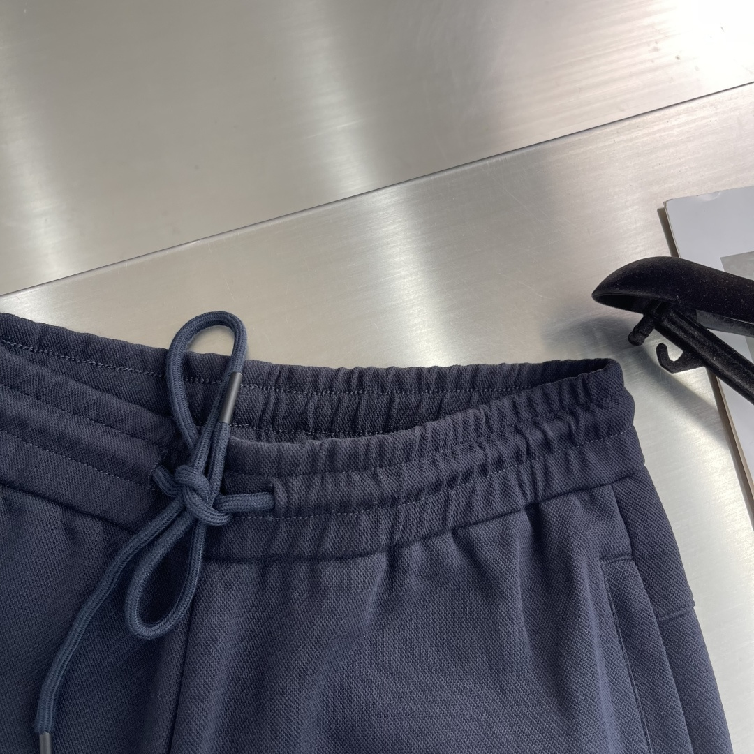 -lululemon 男士秋款直筒卫裤，是秋季时尚与舒适的完美结合。在面料上，采用高品质客订珠地空气层面