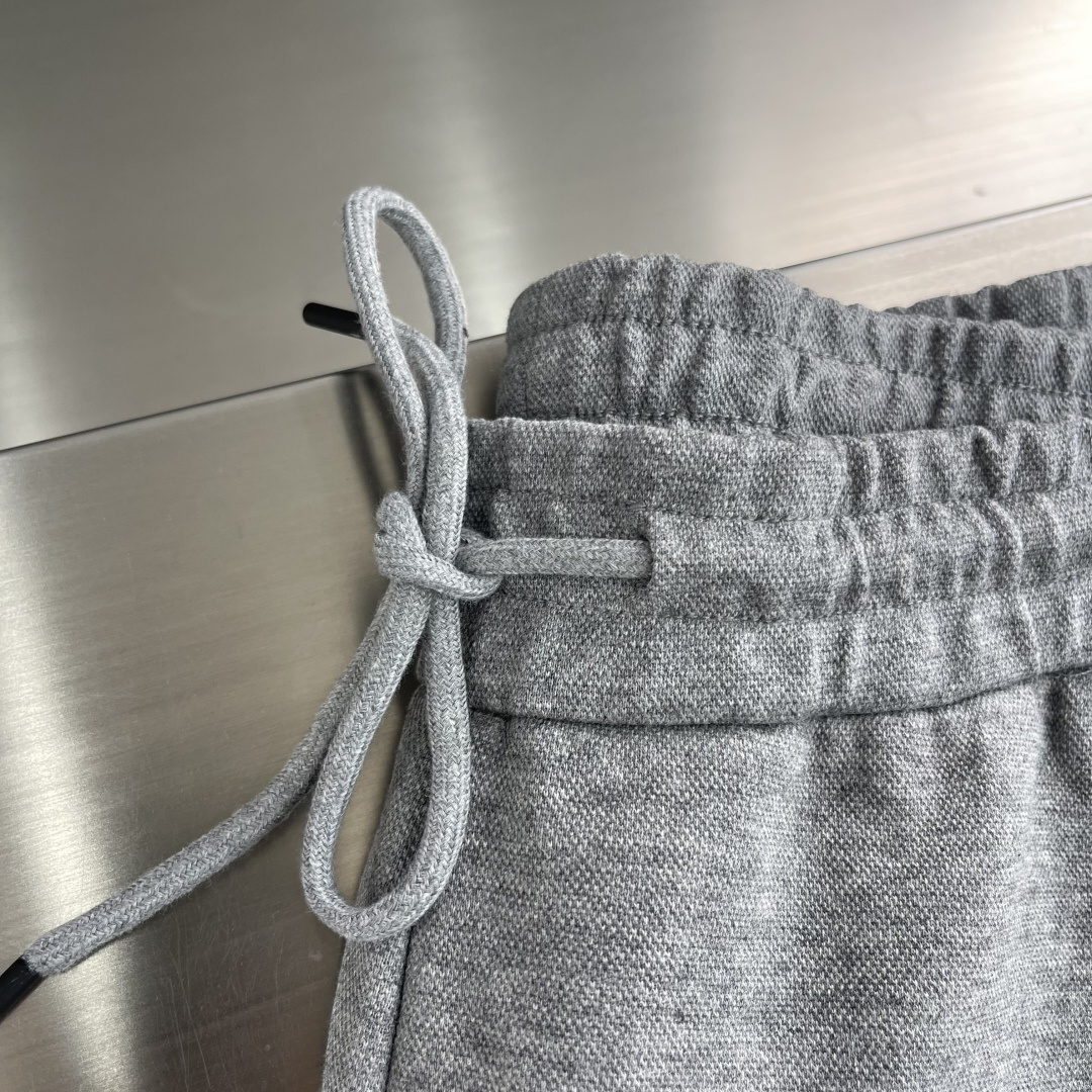 -lululemon 男士秋款直筒卫裤，是秋季时尚与舒适的完美结合。在面料上，采用高品质客订珠地空气层面