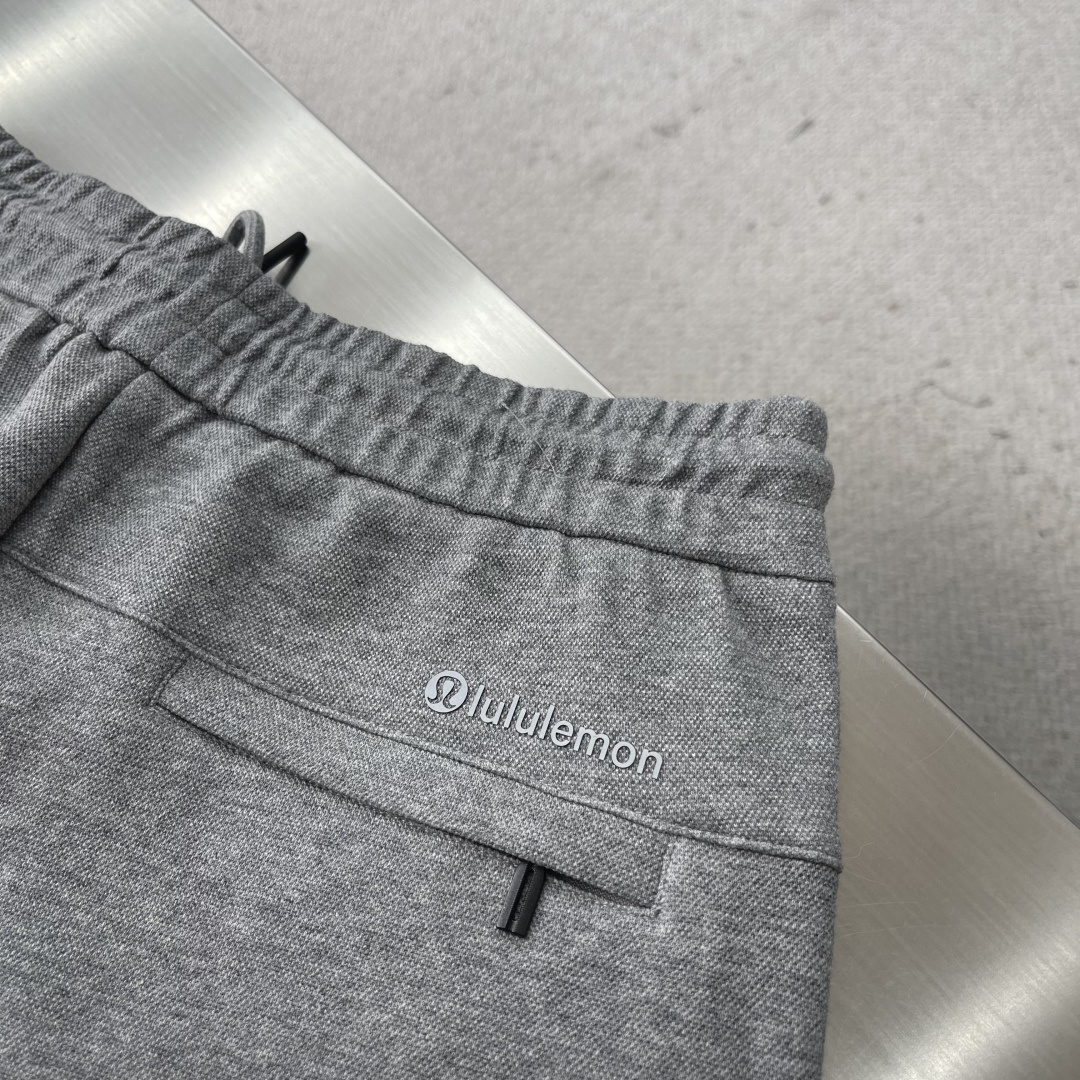 -lululemon 男士秋款直筒卫裤，是秋季时尚与舒适的完美结合。在面料上，采用高品质客订珠地空气层面