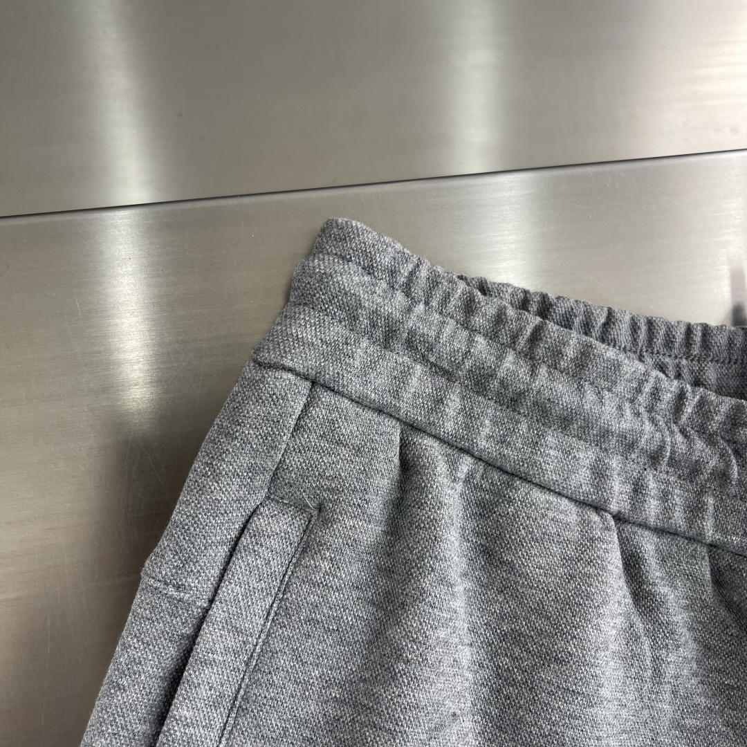 -lululemon 男士秋款直筒卫裤，是秋季时尚与舒适的完美结合。在面料上，采用高品质客订珠地空气层面