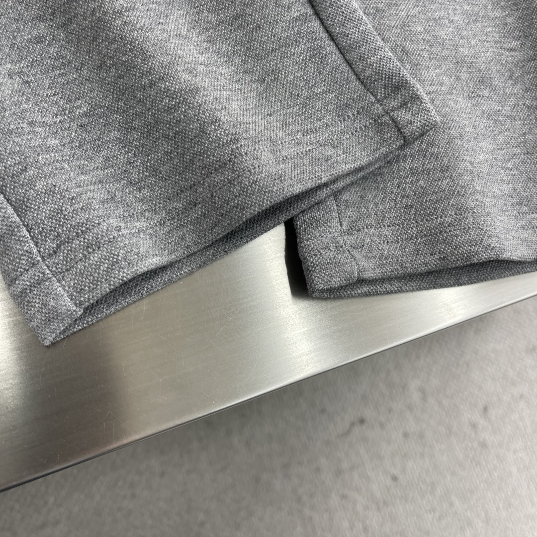 -lululemon 男士秋款直筒卫裤，是秋季时尚与舒适的完美结合。在面料上，采用高品质客订珠地空气层面