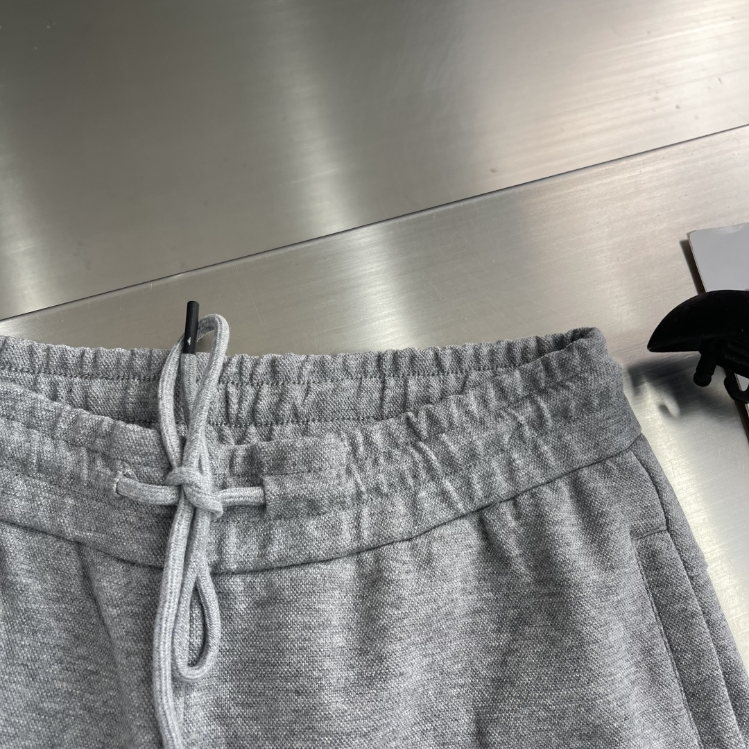 -lululemon 男士秋款直筒卫裤，是秋季时尚与舒适的完美结合。在面料上，采用高品质客订珠地空气层面