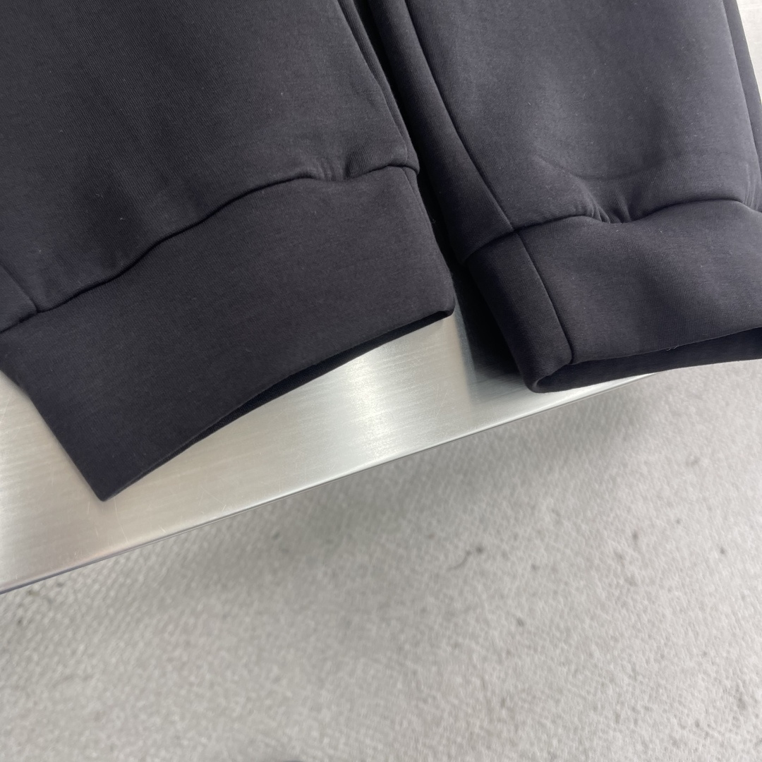 -迪桑特 秋日衣橱里，一条兼具舒适与型格的卫裤必不可少，这款秋季男士束脚口卫裤便是优选。它采用定制斐乐棉