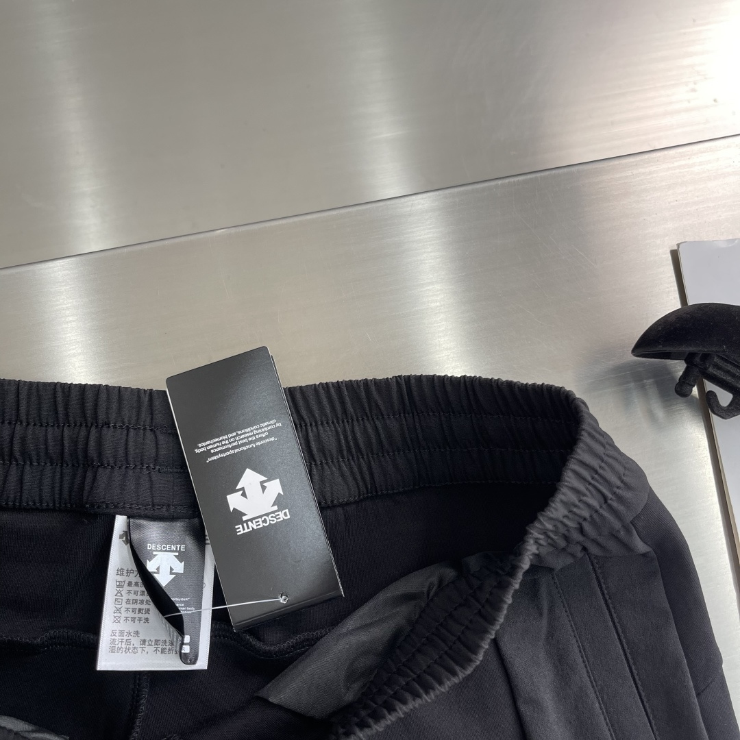 -迪桑特 秋日衣橱里，一条兼具舒适与型格的卫裤必不可少，这款秋季男士束脚口卫裤便是优选。它采用定制斐乐棉