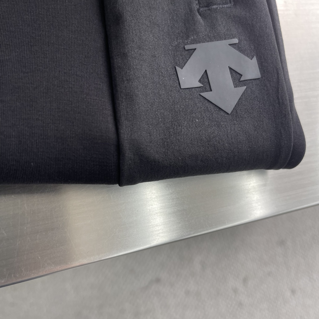 -迪桑特 秋日衣橱里，一条兼具舒适与型格的卫裤必不可少，这款秋季男士束脚口卫裤便是优选。它采用定制斐乐棉