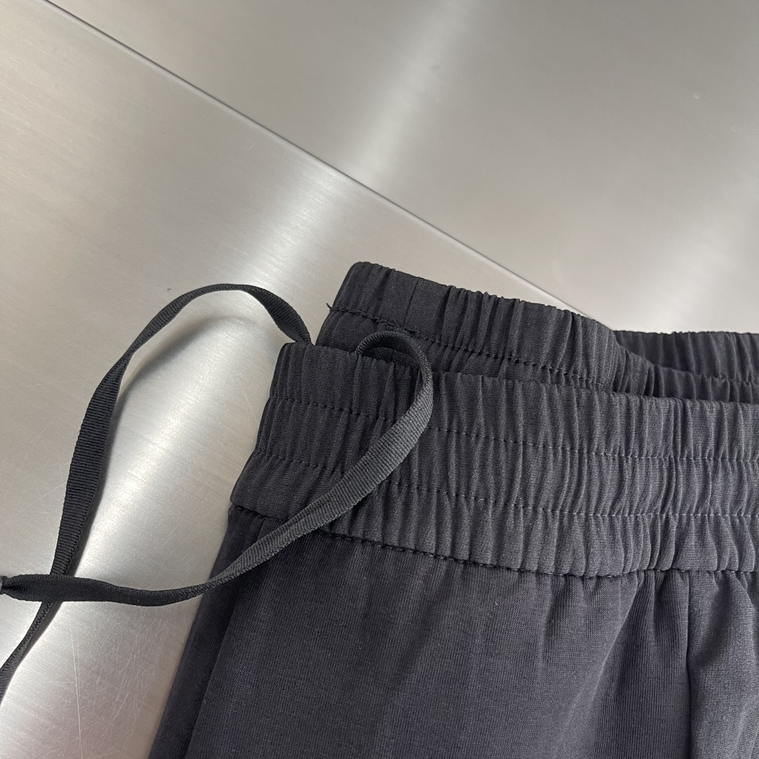 -迪桑特 秋日衣橱里，一条兼具舒适与型格的卫裤必不可少，这款秋季男士束脚口卫裤便是优选。它采用定制斐乐棉