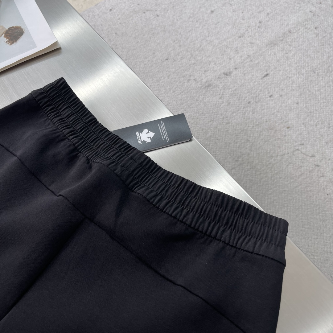 -迪桑特 秋日衣橱里，一条兼具舒适与型格的卫裤必不可少，这款秋季男士束脚口卫裤便是优选。它采用定制斐乐棉