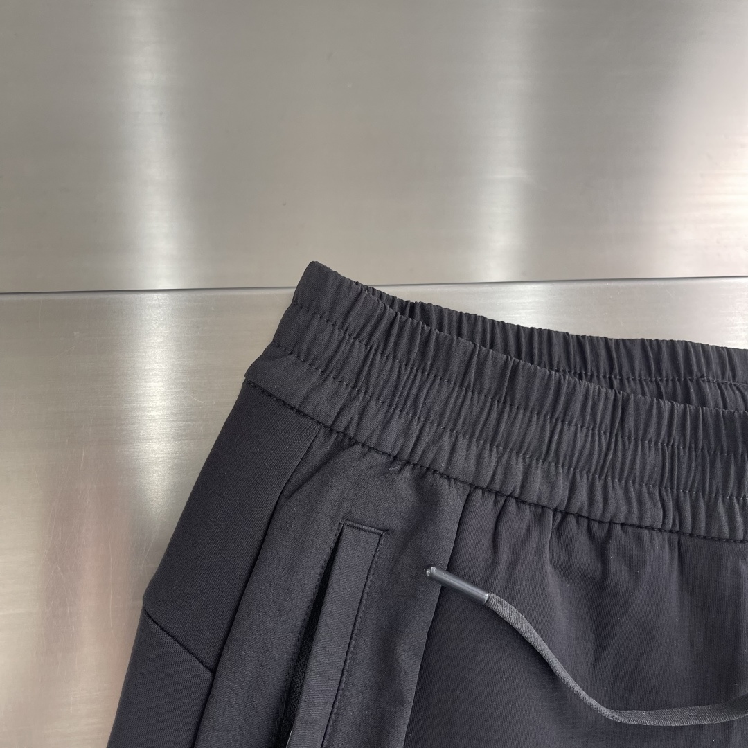 -迪桑特 秋日衣橱里，一条兼具舒适与型格的卫裤必不可少，这款秋季男士束脚口卫裤便是优选。它采用定制斐乐棉