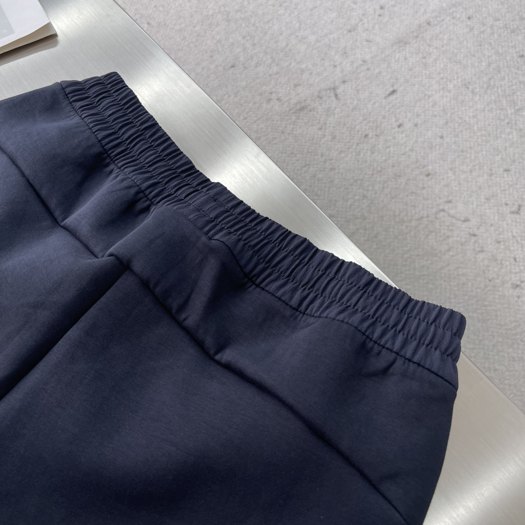 -迪桑特 秋日衣橱里，一条兼具舒适与型格的卫裤必不可少，这款秋季男士束脚口卫裤便是优选。它采用定制斐乐棉