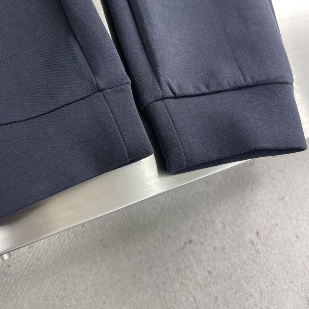 -迪桑特 秋日衣橱里，一条兼具舒适与型格的卫裤必不可少，这款秋季男士束脚口卫裤便是优选。它采用定制斐乐棉