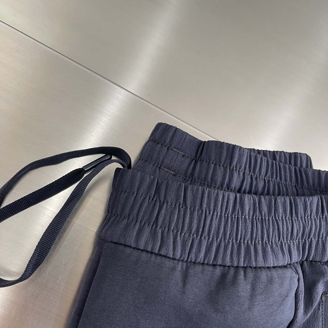 -迪桑特 秋日衣橱里，一条兼具舒适与型格的卫裤必不可少，这款秋季男士束脚口卫裤便是优选。它采用定制斐乐棉